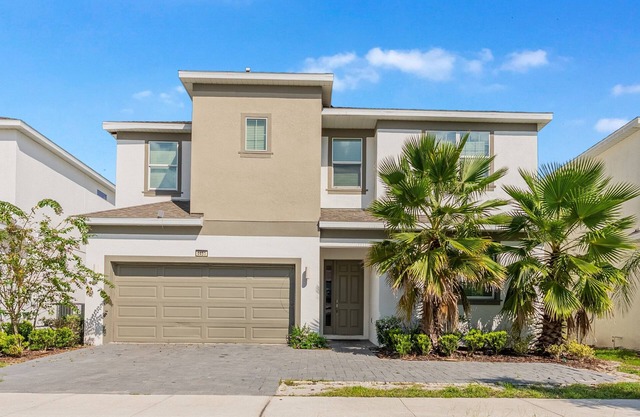 Spacious 12-bedroom house in welcoming Kissimmee with pool