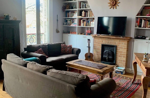 Spacious 1BR - 750sqft, steps away from the Seine river, Bastille plaza & Opera!