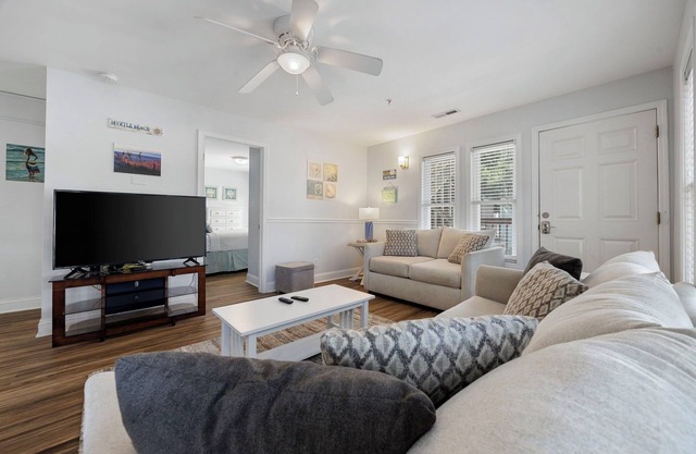 Spacious 2 BR Retreat- Island Palms C1