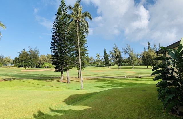 Amplia casa adosada de 2 recámaras con vistas al campo de golf en la costa norte de Oahu
