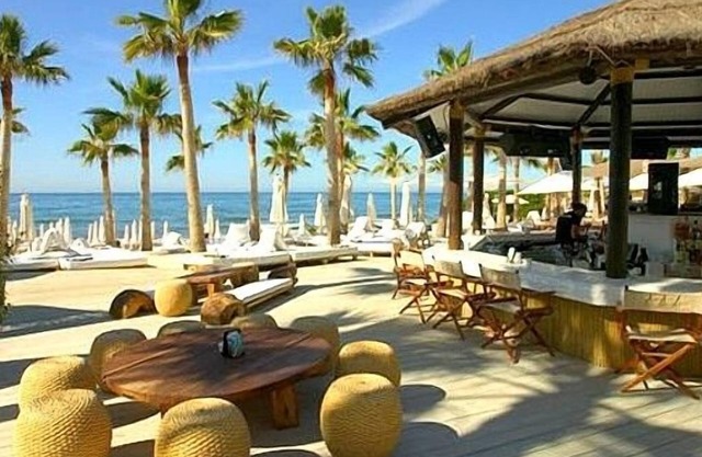 Amplio apartamento de 2 dormitorios, gran piscina, 150m de la playa, parte de Alanda Club