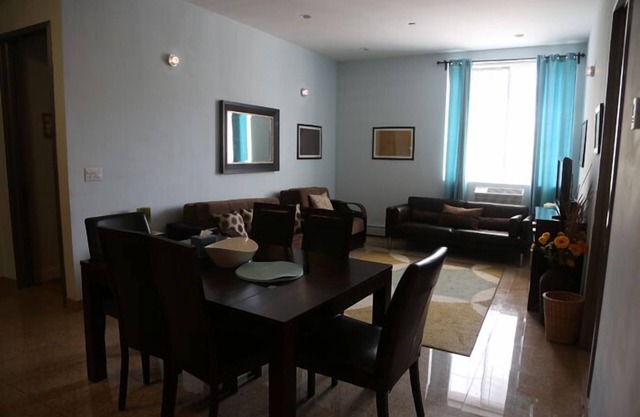 Amplio apartamento de 2 habitaciones en el corazón de Astoria.
