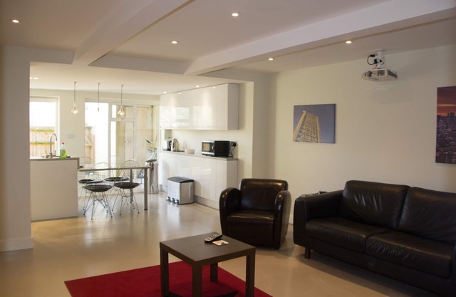 Amplio apartamento de 2 dormitorios con jardín en Queens Park, Londres zona 2