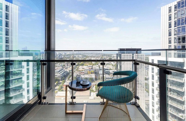 Spacious 2BR City Apt, Panoramic Views & Parking