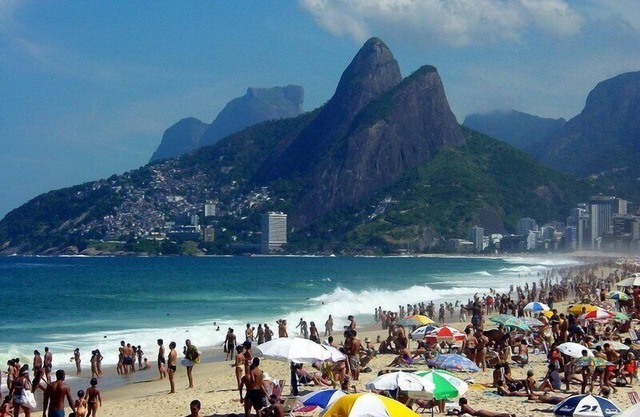 Amplio 2BR en el barrio más exclusivo de Rio! ¡El mejor valor en lujoso Leblon!