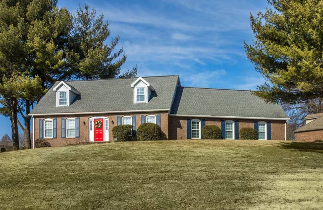 Spacious 3,400 Sq Ft Family Retreat - Sleeps 11 - Game Room + Lake View