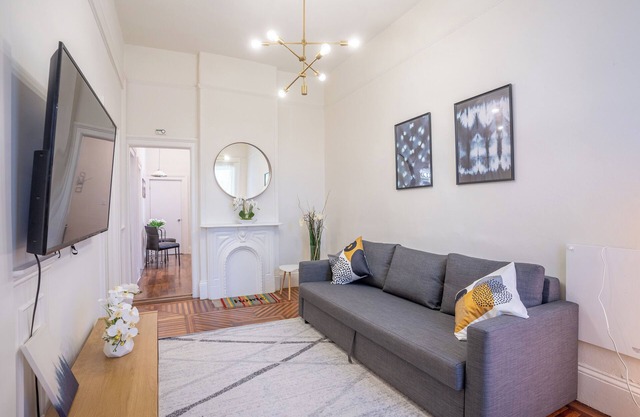 Spacious 3 Bd 2 Ba w/Bonus Room, Laundry in Central Hayes Valley, Pet Friendly