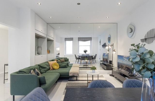 Spacious 3-BD Getaway in Prime Location with Spa-Style Tub
