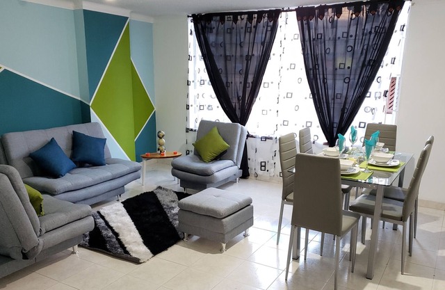 SPACIOUS 3 Beds / 2 leves AWESOME LOCATION CLOSE TO ZONA T , EASY TRANSPORT.