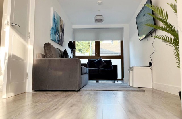 Spacious 3 bed Duplex Apartment - 18 mins from Central London - sleeps 8