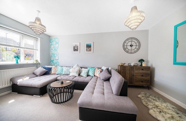 Spacious 3 bed house w/ garden, parking, WiFi, TV