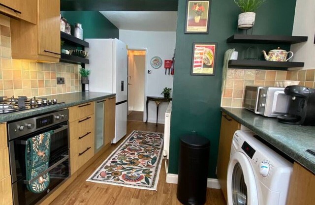 Spacious 3-bedroom home with views and quick access to the seaside