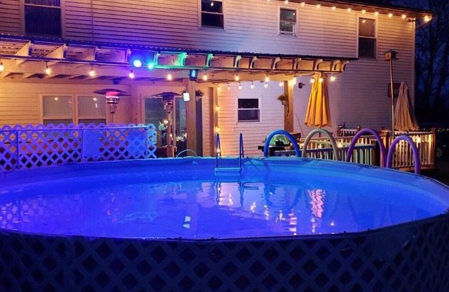 Amplio 3Bdrm con piscina privada, jacuzzi, mesa de billar, cerca de los parques acuáticos y de esquí