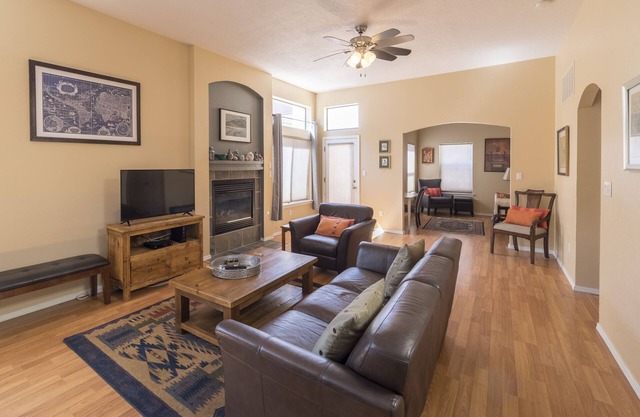 Amplio 3BR / 2. Escapada a la montaña 5BA en Sandia Heights