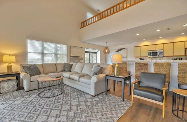 Spacious 4 bed/ 4 bath Villa on Golf Course