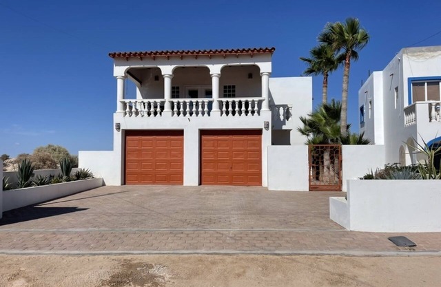 Spacious 4 bed 4 bath house with ocean views