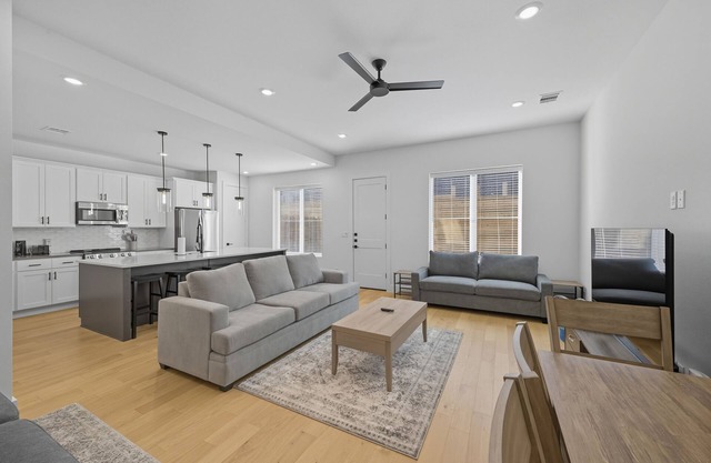 Spacious 4 Bed 4.5 Bath Sleeps 16 guests College Station - 2 miles to Kyle Field