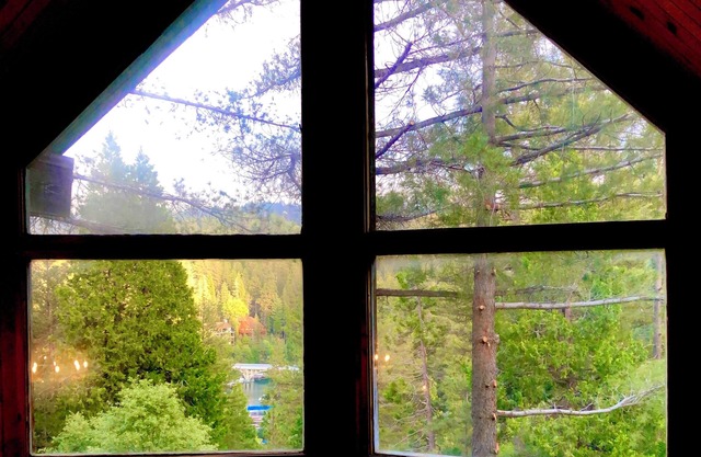 Spacious 4-bedroom chalet in beautiful Lake Arrowhead with WiFi