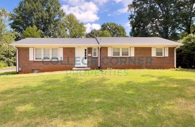 Spacious 4-bedroom house in delightful Winston-Salem with AC