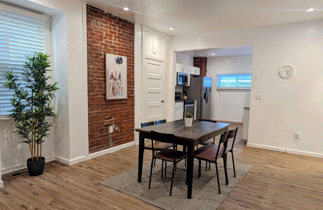Spacious 4-bedroom/ 2-bathroom house with WiFi and AC in charming Pittsburgh