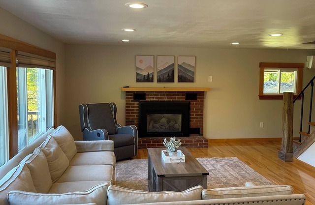Spacious 4-bedroom 3 bathrooms house in lovely Gilford NH Boating, Skiing,Hiking