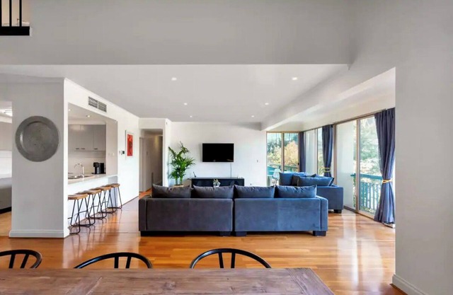 Spacious 4-bedroom apartment in delightful Southbank