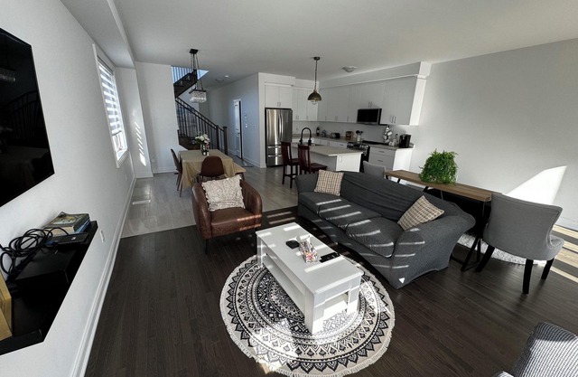 Spacious 4-bedroom townhome with WiFi and AC in charming Wasaga Beach