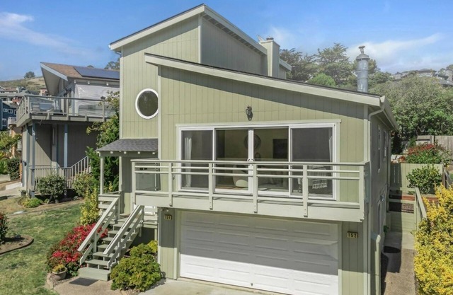 Spacious 4-bedroom house with AC 10 mins walk to beach, hiking n Pier & Dogs ok