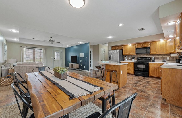 Spacious 4-bedroom house in Jonesboro with Highspeed WiFi