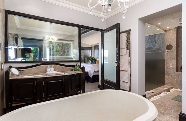Spacious 4 bedroom house in beautiful Cape Town with ocean and mountain views