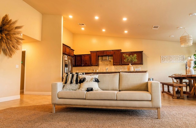Spacious 4-bedroom house with WiFi and AC in charming Shafter