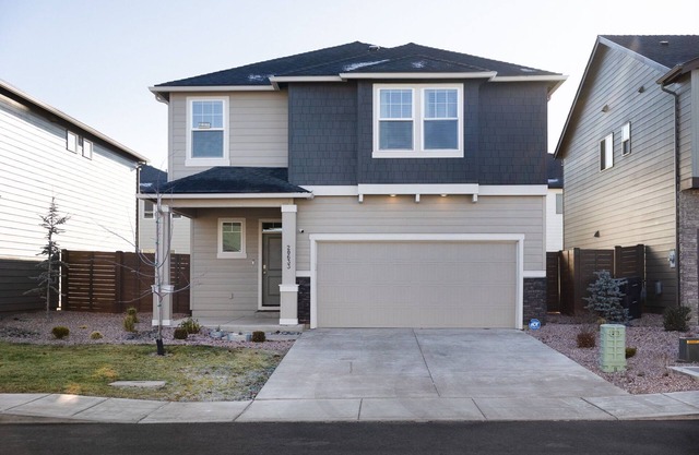 Spacious 4-bedroom house with fitness room, WiFi 5 Mins to Old Mill, Bend