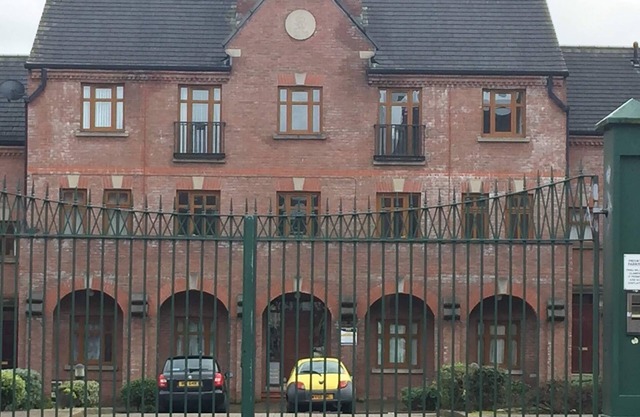 Hermosa casa adosada de 4 habitaciones en patio cerrado cerca del centro de la ciudad