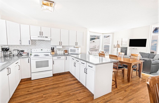 Spacious 4-Level Suite w/ Fireplace & Flexible Sleeping for 17