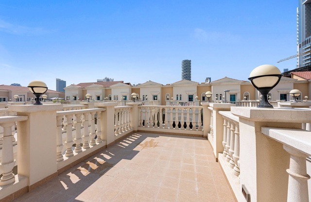 Spacious 4 sleeper Villa, JVC