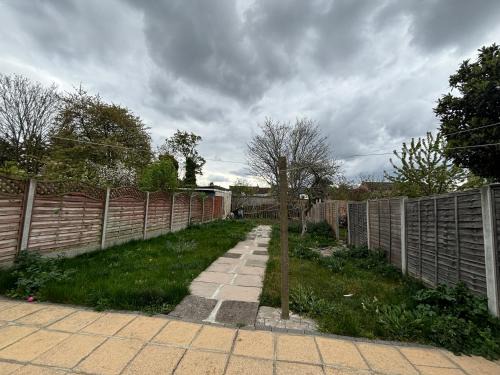 Spacious 4BD Home with Large Garden East London