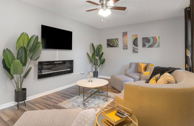 Spacious 4bdrm/3bth Home- 14 min to Airport