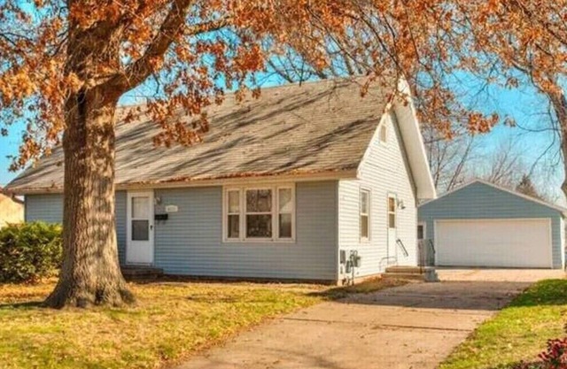 Spacious 4br house sleeps 10 w/ game room & gym