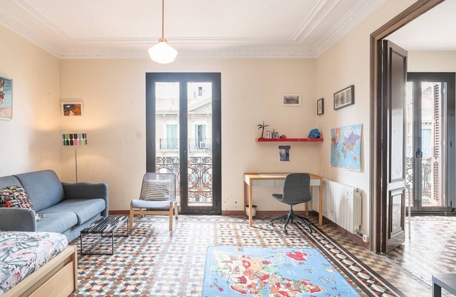 Spacious 5 bed Apartment with breathtaking views and elevator!