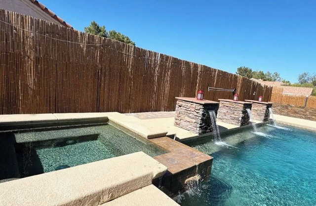 Spacious 5-bedroom house with 8 beds, The best Pool and 10mins from The Strip!