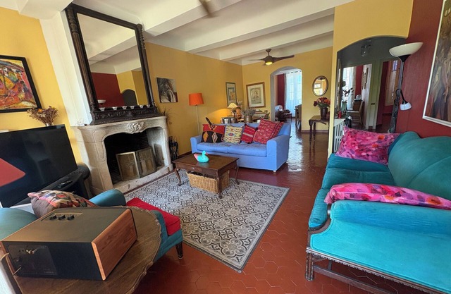 Spacious 5-bedroom Villa with AC, pool, WiFi and more in charming Carcès