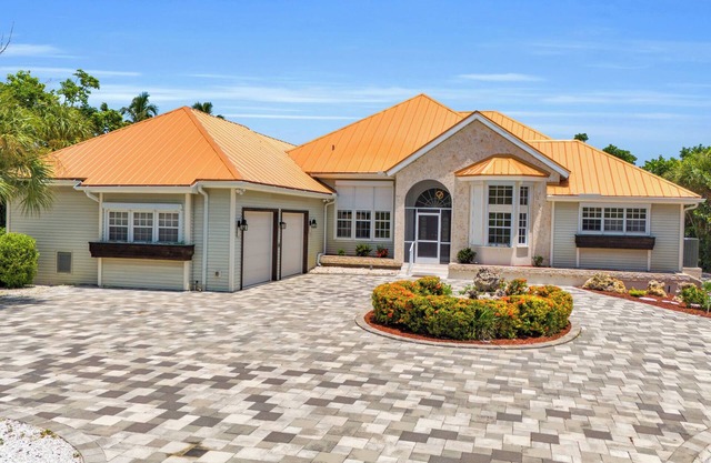Spacious 5-bedroom house, walking distance to private beach in charming Sanibel