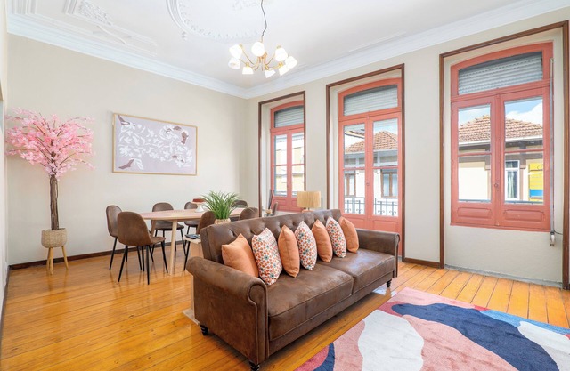 Spacious 5-bedroom townhome in lovely Porto with AC