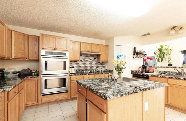 Spacious 5-bedroom house in brilliant Jacksonville Florida / Parking