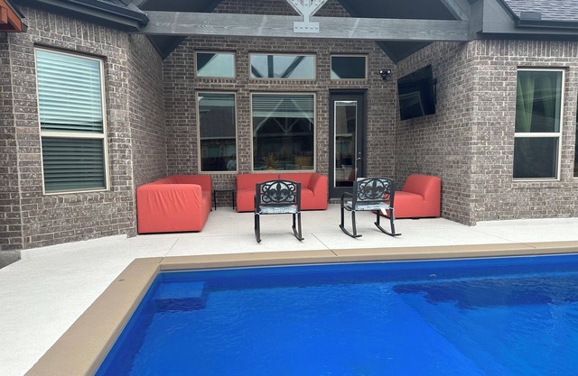 Spacious 5-bedroom farmhouse in peaceful Pflugerville with AC, WiFi