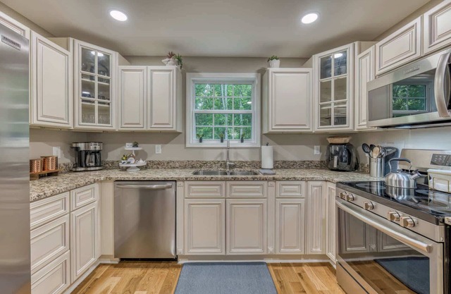 Spacious 5BR Home | Sleeps 14 | Modern Comfort