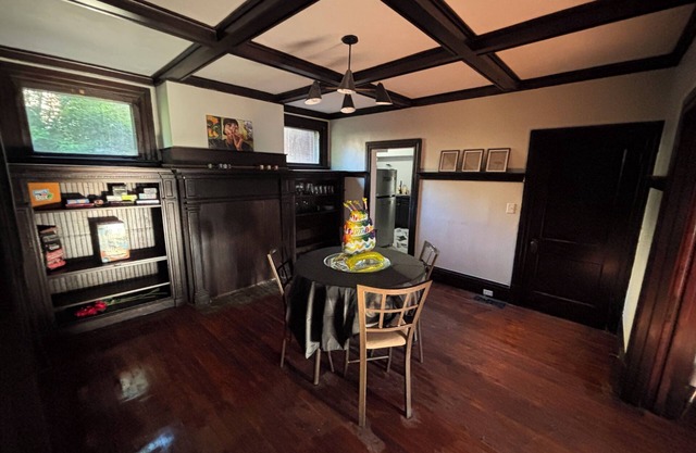 Spacious 6-bedroom house in mt washington with pokerroom