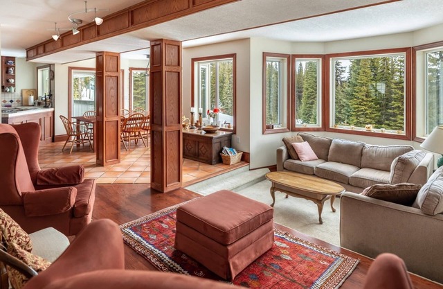 Spacious 6-bedroom whole home, amazing location on skiway with private suite