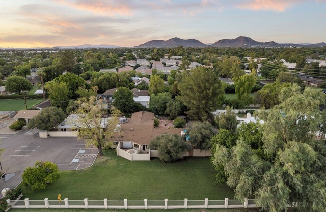 Rent an entire Estate with 6 bedrooms and huge yard in Phoenix