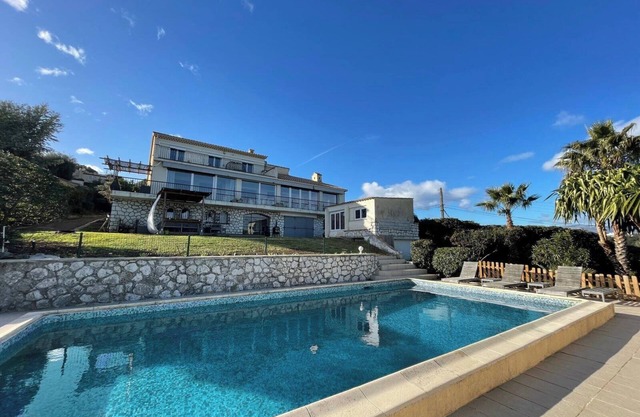 spacious 7-bedroom villa with Sea Vie, WiFi and AC in Antibes